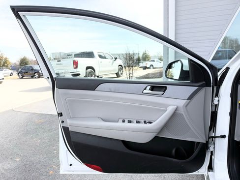 Used 2016 Hyundai Sonata SE FWD image 11