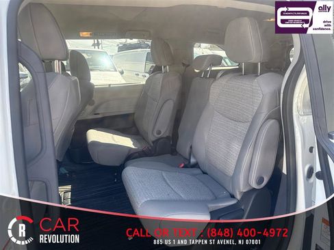 Used 2023 Toyota Sienna LE image 9