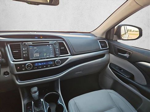 Used 2016 Toyota Highlander XLE AWD/4WD image 4