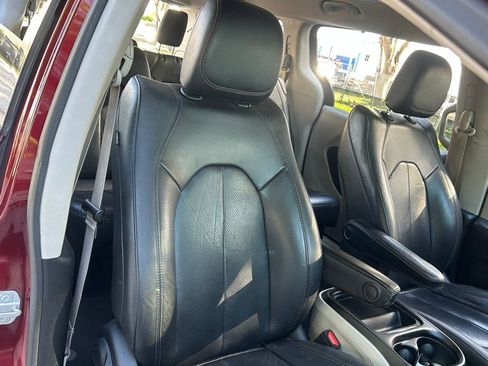 Certified 2020 Chrysler Pacifica Touring-L image 30