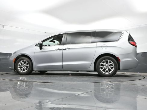 Used 2023 Chrysler Pacifica Touring-L FWD image 46