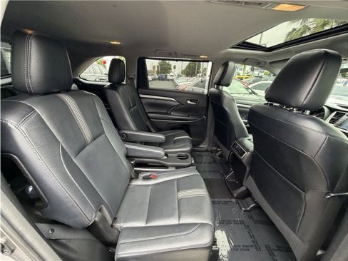 Used 2017 Toyota Highlander SE FWD image 31