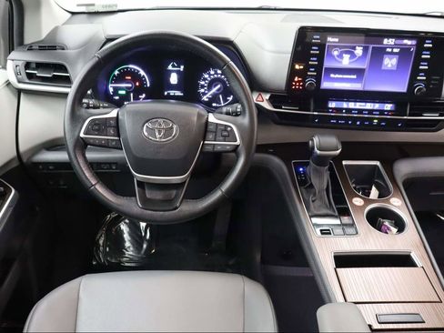Used 2024 Toyota Sienna XLE FWD image 14