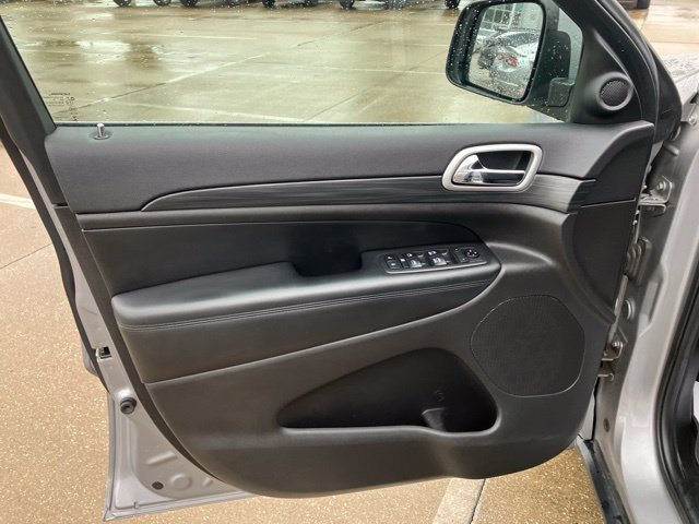 Used 2019 Jeep Grand Cherokee Laredo AWD/4WD image 9