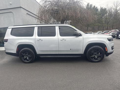 Used 2024 Jeep Wagoneer L Series II image 2