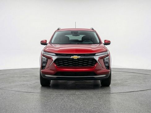 Used 2025 Chevrolet Trax LT w/ LT Convenience Package image 2