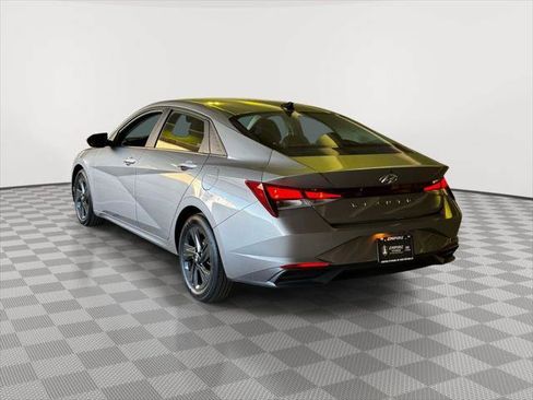 Used 2023 Hyundai Elantra SEL w/ Preferred Accessory Package FWD image 4