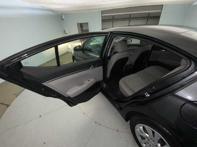 Used 2020 Hyundai Elantra SE FWD image 21