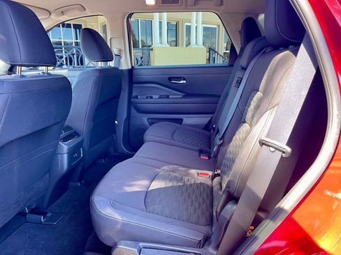 Used 2022 Nissan Pathfinder SV image 12