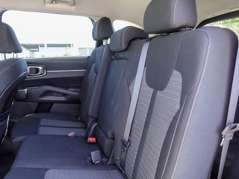 Used 2022 Kia Sorento LX image 11
