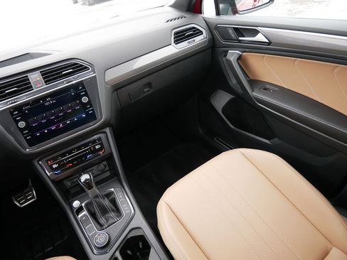 Certified 2024 Volkswagen Tiguan SE R-Line image 11