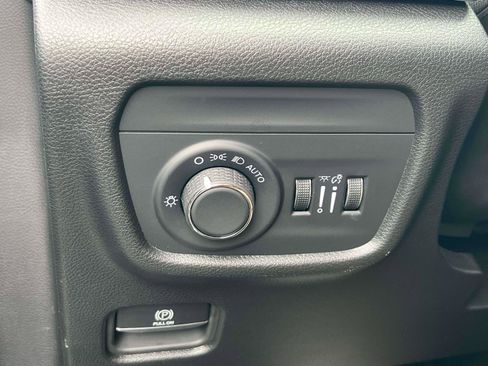 Used 2025 Jeep Grand Cherokee Altitude AWD/4WD image 25