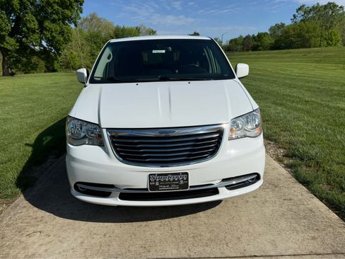 Used 2016 Chrysler Town & Country Touring FWD image 9