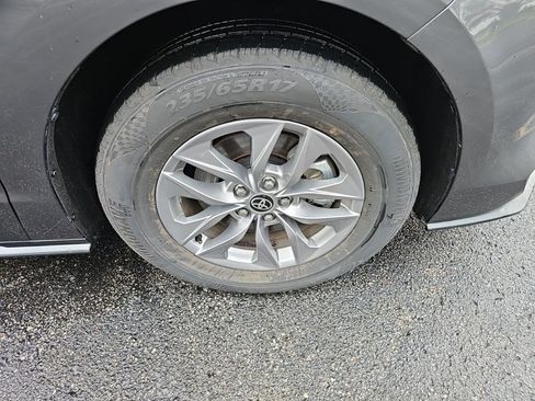 Used 2025 Toyota Sienna XLE FWD image 9