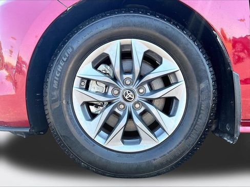 Used 2021 Toyota Sienna XLE w/ XLE Plus Package FWD image 9