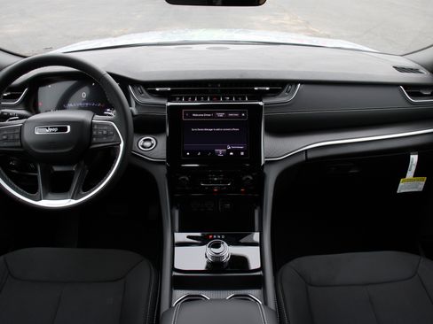 New 2025 Jeep Grand Cherokee L Laredo image 2