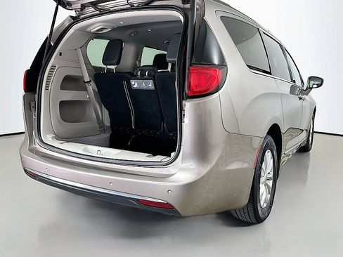 Used 2017 Chrysler Pacifica Touring-L FWD image 24