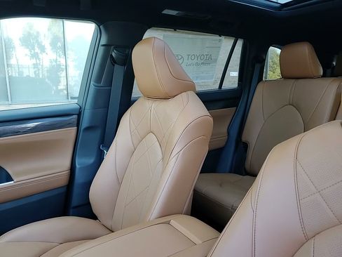 New 2026 Toyota Highlander Platinum image 21
