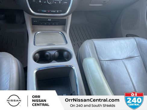 Used 2015 Chrysler Town & Country Limited Platinum image 27