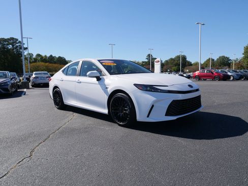 Used 2025 Toyota Camry LE image 2