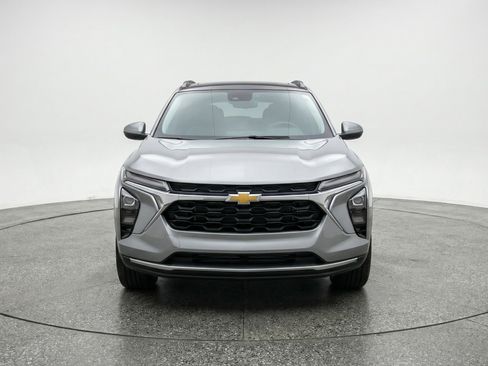 Used 2025 Chevrolet Trax LT w/ LT Convenience Package image 2