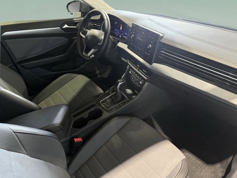 Used 2025 Volkswagen Jetta SE image 26