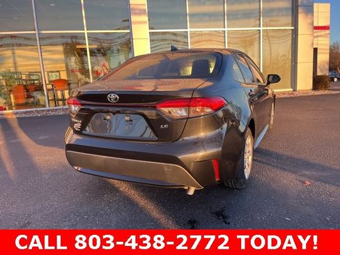 Used 2022 Toyota Corolla LE image 3