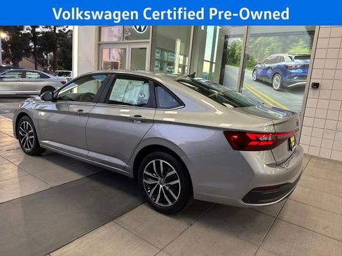 Certified 2025 Volkswagen Jetta SE w/ Sunroof Package image 4