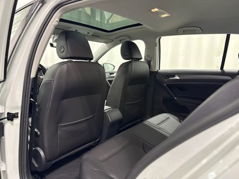 Used 2019 Volkswagen Golf SE image 35