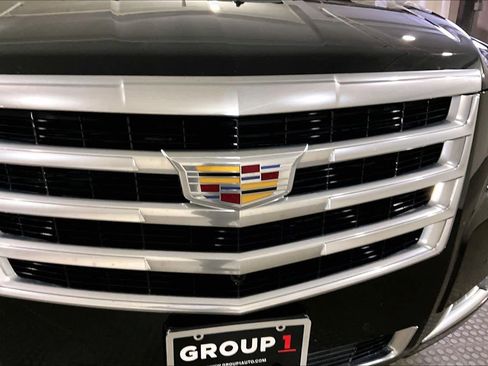 Used 2019 Cadillac Escalade Luxury AWD/4WD image 32