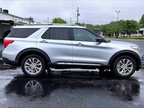 Used 2021 Ford Explorer Limited w/ Equipment Group 301A AWD/4WD image 13