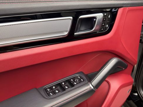 Used 2023 Porsche Cayenne image 11