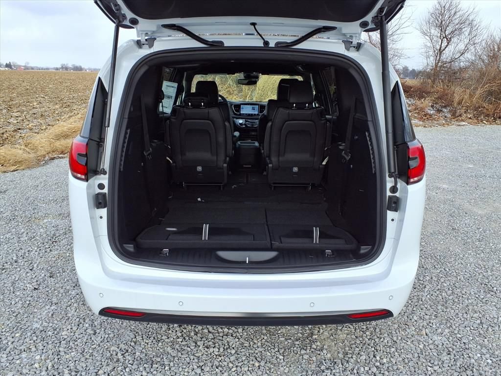 New 2026 Chrysler Pacifica Select w/ S Appearance Package FWD image 31