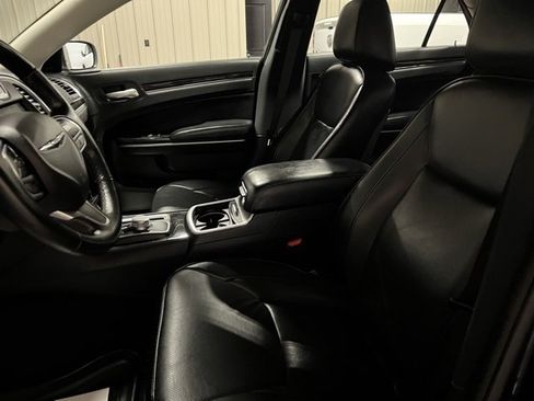 Used 2019 Chrysler 300 Limited w/ Safetytec Plus Group image 14