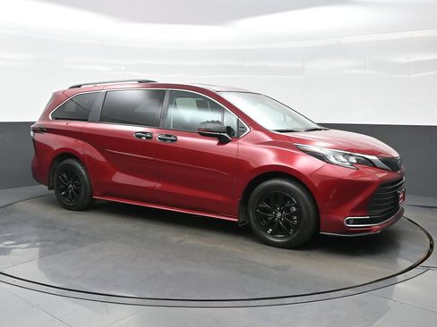 Used 2023 Toyota Sienna XLE FWD image 8