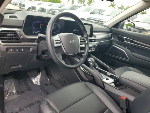 Used 2025 Kia Telluride LX FWD image 9