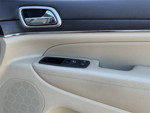 Used 2017 Jeep Grand Cherokee Overland image 29