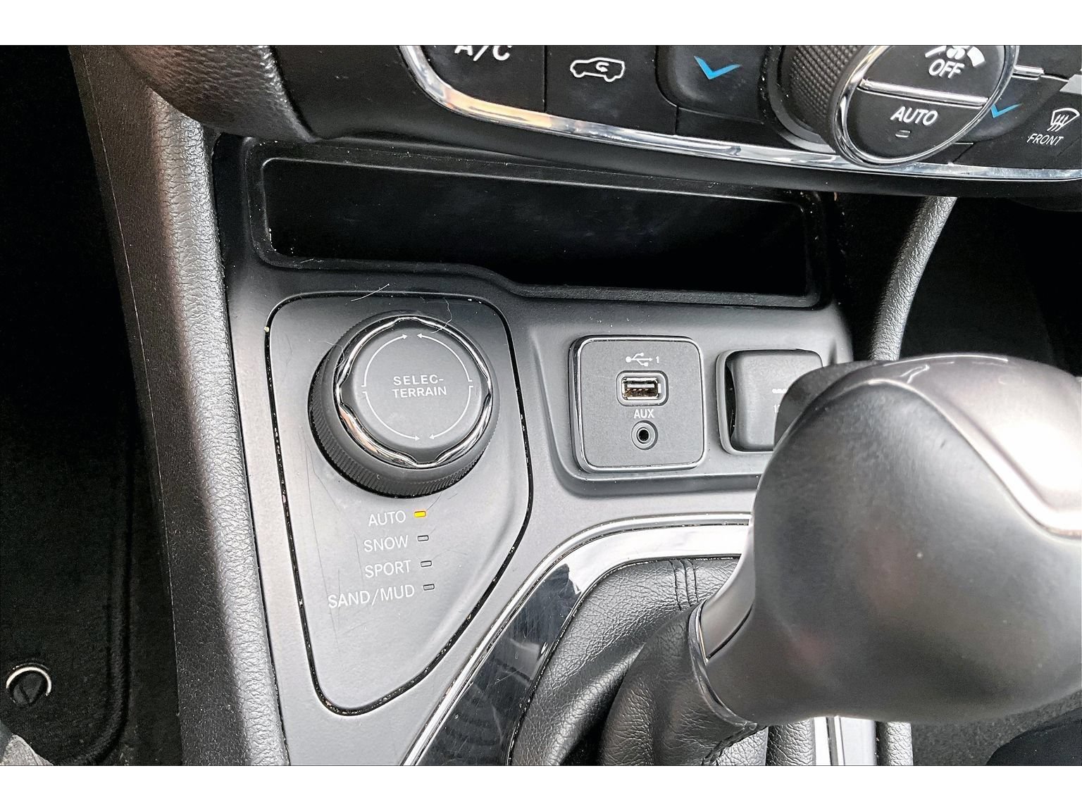 Used 2019 Jeep Cherokee Limited AWD/4WD image 26