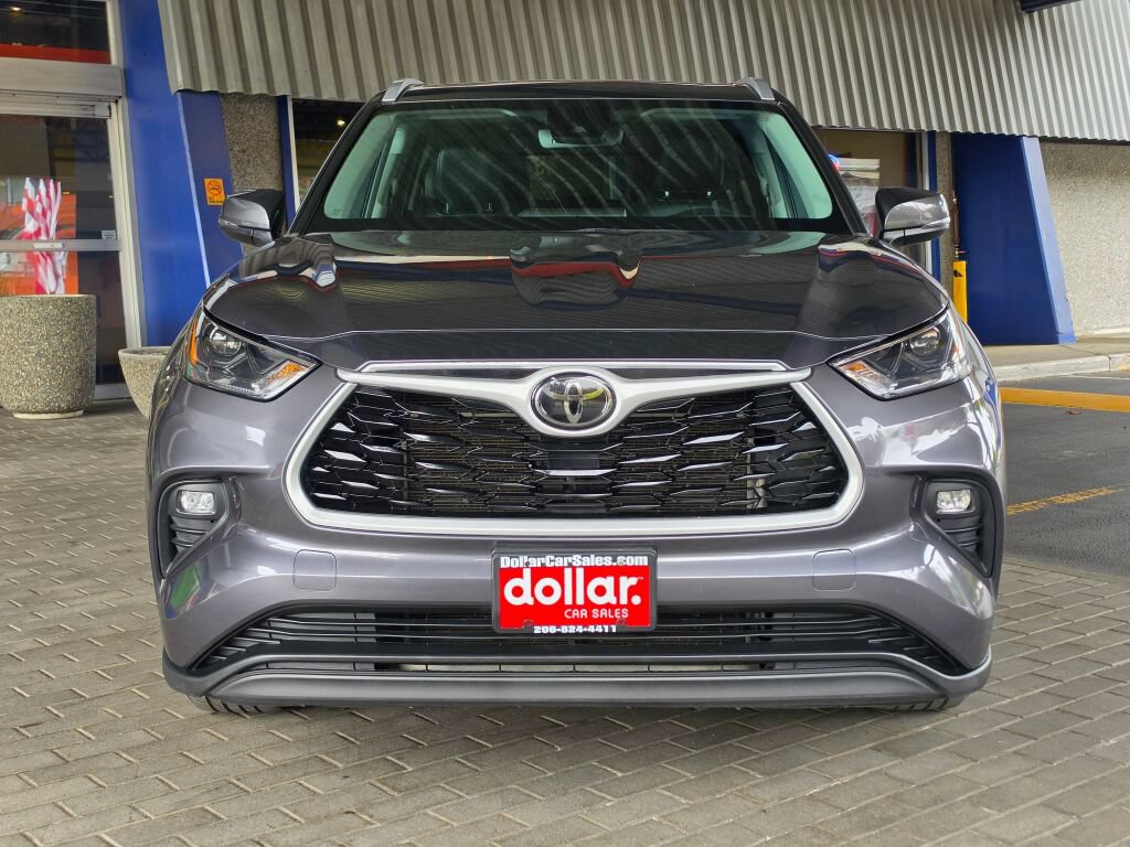 Used 2023 Toyota Highlander XLE AWD/4WD image 2