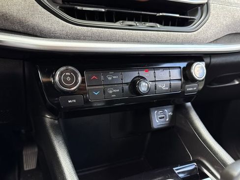 Used 2024 Jeep Compass Latitude image 13