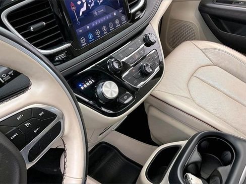 Used 2020 Chrysler Pacifica Limited image 16
