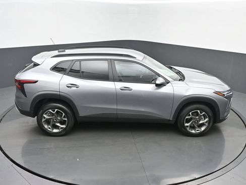 Used 2025 Chevrolet Trax LT w/ LT Convenience Package FWD image 41