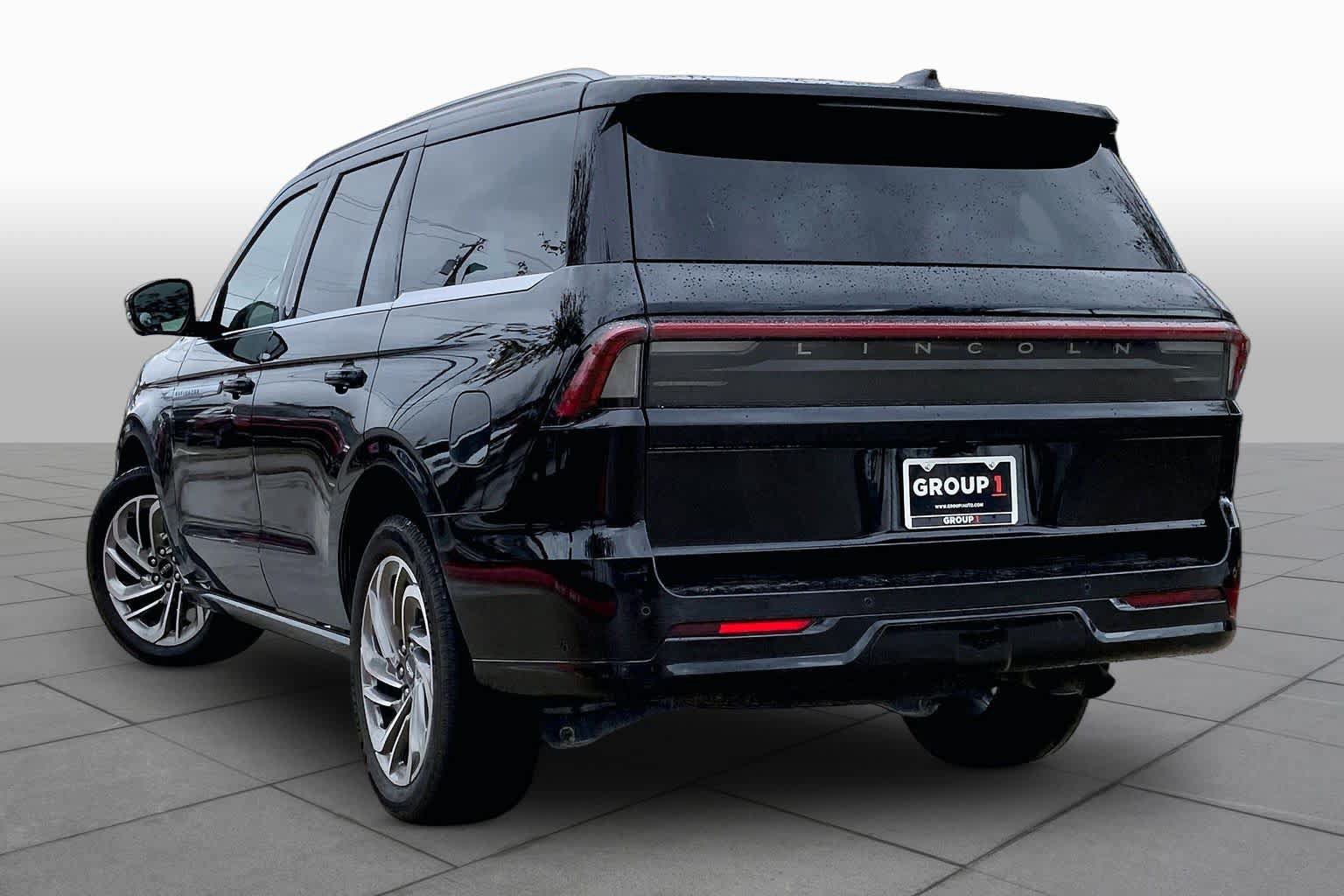 Used 2025 Lincoln Navigator Reserve AWD/4WD image 12