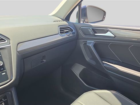 Used 2023 Volkswagen Tiguan SE w/ Panoramic Sunroof Package AWD/4WD image 25