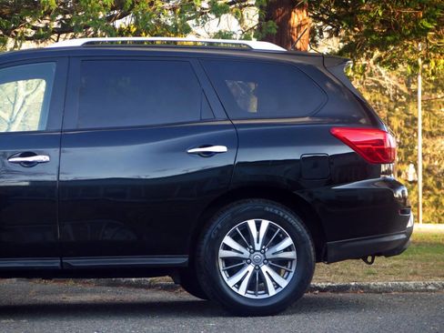 Used 2018 Nissan Pathfinder SV image 21