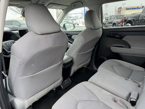 Used 2023 Toyota Highlander L image 31