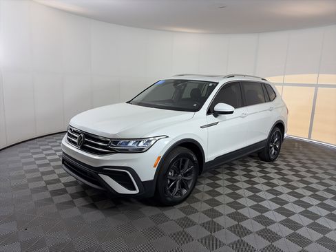 Used 2023 Volkswagen Tiguan SE w/ Panoramic Sunroof Package AWD/4WD image 2