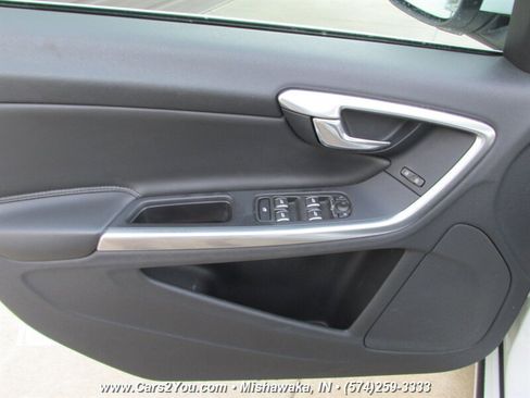 Used 2017 Volvo S60 T5 Inscription image 12