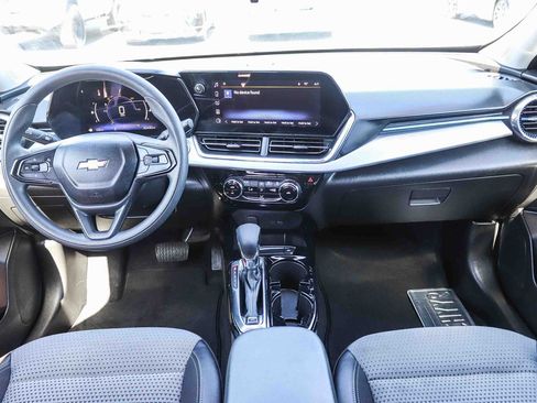 Used 2025 Chevrolet Trax LT FWD image 15