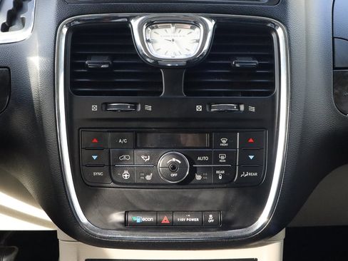 Used 2016 Chrysler Town & Country Limited Platinum image 28